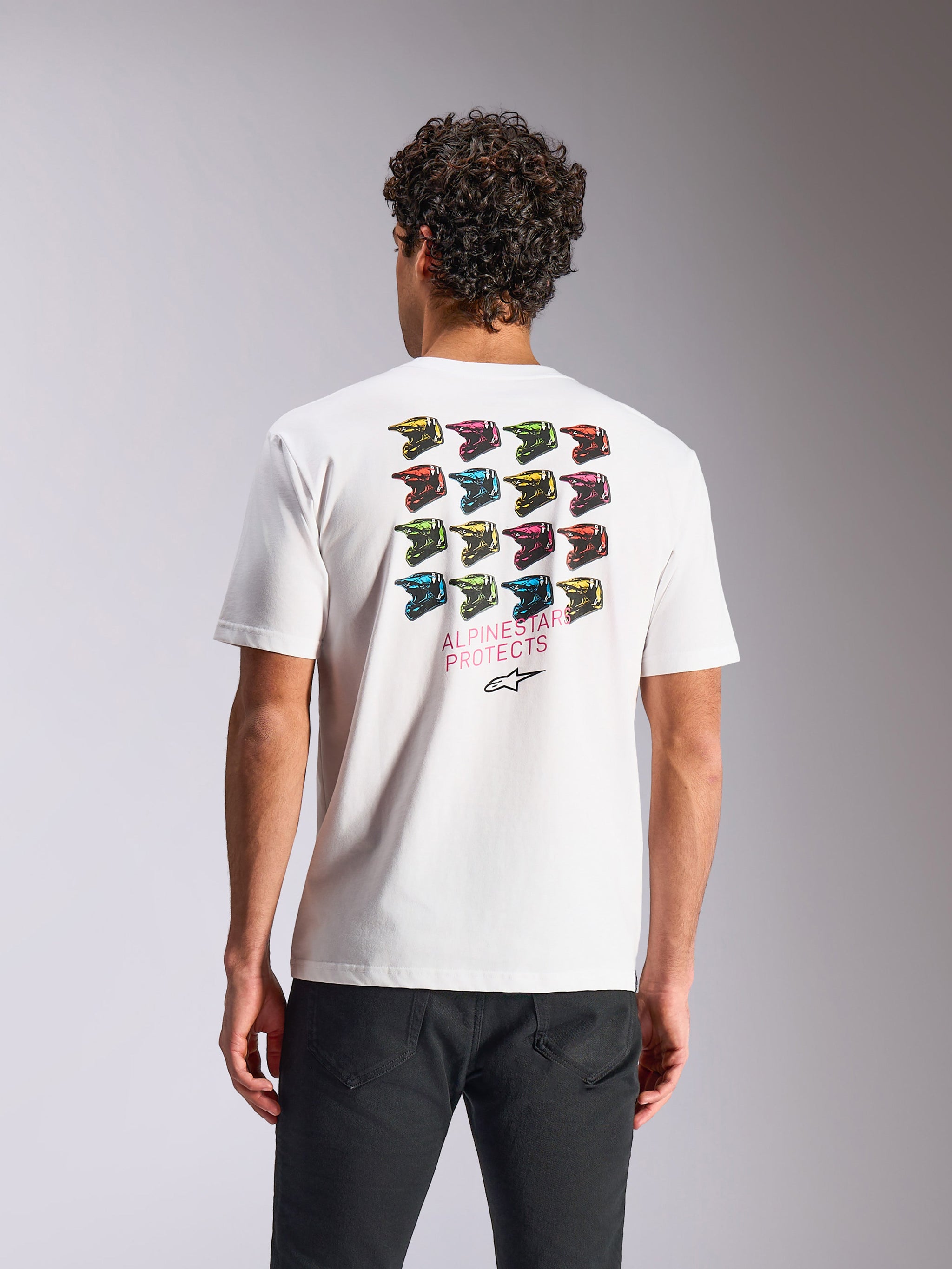 Alpinestars Pop Helmet CSF Tee, Kurzarm-T-Shirt, Weiß, mit farbenfroher M10-Helm-Grafik auf der Rückseite und Alpinestars Protects Schriftzug, lässige Sportbekleidung