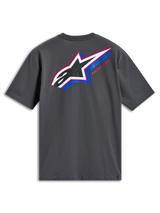 Alpinestars Angler CSF Tee, Kurzarm-T-Shirt, Anthrazitgrau, Rückansicht mit großem mehrfarbigem Astars-Logo mit perforierter Füllung, blauen und pinken Akzenten und „Racing Ahead“-Schriftzug, lässige Motorsport-Streetwear