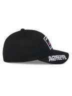 Alpinestars Surpass Kappe, Schwarz, Seitenansicht, gebogener Schirm mit weißer 'ALPINESTARS PROTECTS' Stickerei, strukturierte Krone mit Logo-Patch vorne, lässige motorsport-inspirierte Kopfbedeckung
