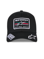 Alpinestars Surpass Kappe, schwarze strukturierte Baseballkappe, gebogener Schirm mit weiß gesticktem Astars-Logo und 'Alpinestars Protects'-Schriftzug, 'Racing Ahead'-Logo-Patch vorne mit mehrfarbigen Streifen, lässige vom Motorsport inspirierte Kopfbedeckung