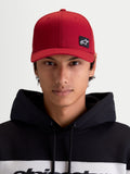 Alpinestars Pivot Kappe, Sportswear Baseballkappe, Unisex, Dunkelrot, Vorderansicht am Modell mit besticktem Astars-Logo-Patch, gebogenem Schirm, strukturierter Krone und strapazierfähiger Twill-Konstruktion.