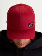 Alpinestars Pivot Kappe, Sportswear Baseball-Cap für den Alltag, Dunkelrot, Unisex, mit gebogenem Schirm, strukturierter Krone und kleinem schwarzen Astars Logo-Stickpatch auf strapazierfähigem Twill-Gewebe, Ansicht am Model.