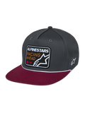 Alpinestars Intuitive Snapback Kappe, lässige Motorsport-Kopfbedeckung, dunkelgraue strukturierte Krone mit rotem flachem Schirm, weißes Kordeldetail, gestickter Aufnäher vorne mit „ALPINESTARS RACING AHEAD“ und Stern-Logo, seitliche weiße Stern-Stickerei