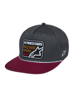 Alpinestars Intuitive Snapback Kappe, lässige Motorsport-Kopfbedeckung, dunkelgraue strukturierte Krone mit rotem flachem Schirm, weißes Kordeldetail, gestickter Aufnäher vorne mit „ALPINESTARS RACING AHEAD“ und Stern-Logo, seitliche weiße Stern-Stickerei