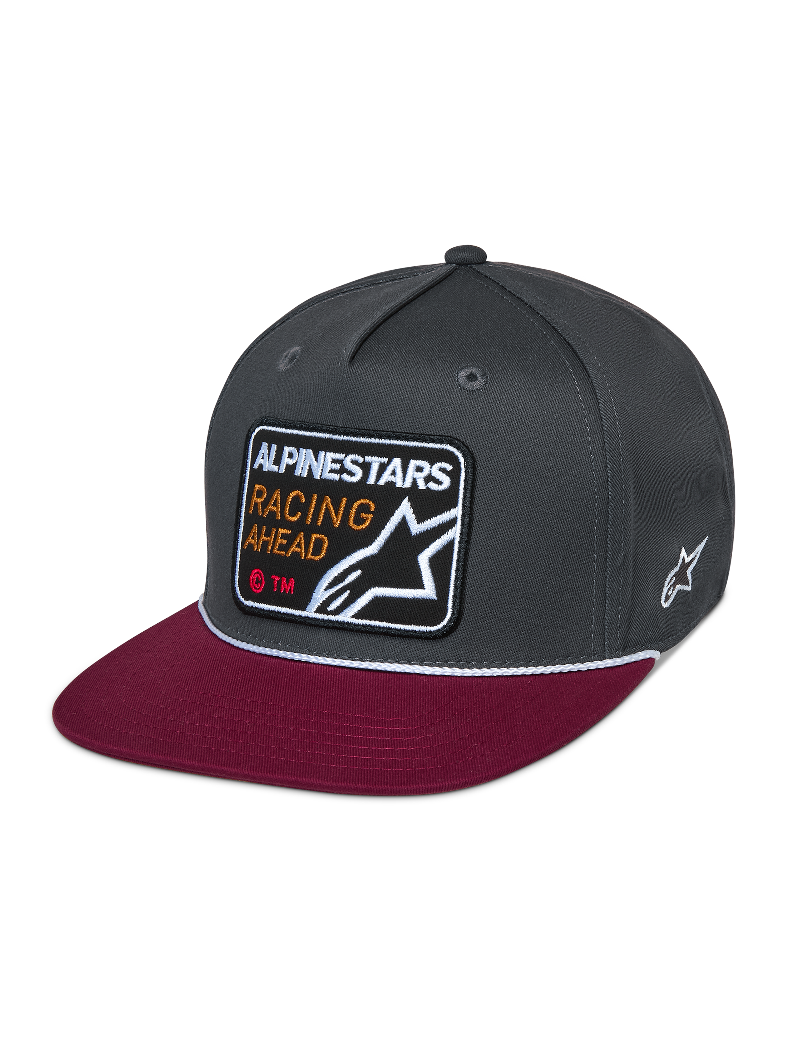 Alpinestars Intuitive Snapback Kappe, lässige Motorsport-Kopfbedeckung, dunkelgraue strukturierte Krone mit rotem flachem Schirm, weißes Kordeldetail, gestickter Aufnäher vorne mit „ALPINESTARS RACING AHEAD“ und Stern-Logo, seitliche weiße Stern-Stickerei