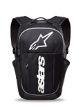 Alpinestars GFX Boss Rucksack, mittelgroßer Tagesrucksack, Schwarz und Weiß, mit großem weißem Astars-Logo und vertikalem Branding, seitlichen Mesh-Netztaschen für Wasserflaschen, gepolsterten Air-Mesh-Schultergurten, robuste Konstruktion für den Freizeitgebrauch
