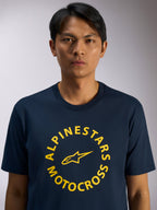 Alpinestars MX CSF Tee, kurzärmeliges T-Shirt, Marineblau, gelbe kreisförmige Alpinestars Motocross-Grafik mit Stern-Logo, legere Motorsport-Streetwear