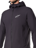 Alpinestars A-Dura Thermojacke, Schwarze Mountainbike-Jacke, Detailaufnahme des isolierten Funktionsmaterials, leichtes und atmungsaktives Design für Geländefahrten bei kaltem Wetter