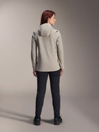 Alpinestars Stella A-Dura Thermal Damenjacke, Titanium Grau, Rückansicht getragen mit schwarzer Hose, mit fleecegefütterter, isolierter Kapuze und kleinem rotem Logo, funktionale und stylische Mountainbike-Jacke für Fahrten bei kaltem Wetter.