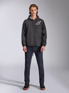 Alpinestars Speeder Chromium Windbreaker-Jacke, Schwarz mit weißem Astars-Logo, getragen von einem Model mit dunkelblauen Jeans und schwarzen Sneakern, mit Kapuzendesign und Frontreißverschluss, lässige vom Motorsport inspirierte Streetwear