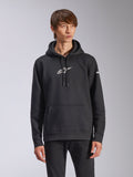 Alpinestars Frontal Hoodie, schwarzer Fleece-Kapuzenpullover, weißes Alpinestars-Logo auf der Brust, weißer Schriftzug am Ärmel, Kängurutasche, lässige Motorsport-Streetwear