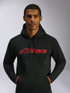 Alpinestars Blaze V3 Hoodie, lässige Streetwear, Schwarz mit rotem Alpinestars-Logo auf der Brust, von einem Mann getragen, Kapuze mit Kordelzug, lange Ärmel, modernes, vom Motorsport inspiriertes Design