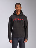 Alpinestars Blaze V3 Hoodie, Herren-Fleece-Kapuzenpullover, Schwarz mit rotem Alpinestars-Logo, getragen von einem Mann mit dunklen Jeans, Kapuze mit Kordelzug und Kängurutasche, lässige, vom Motorsport inspirierte Streetwear