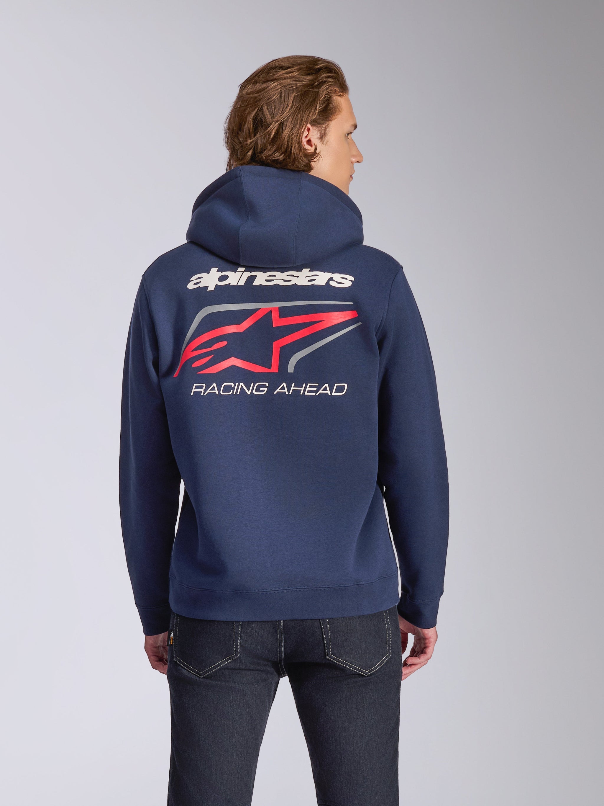 Alpinestars Formulation Hoodie, Marineblau, Rückansicht mit weißem Alpinestars-Branding, großem rotem A-stars Logo mit grauen Akzenten und 'RACING AHEAD'-Schriftzug, lässige Motorsport-Streetwear