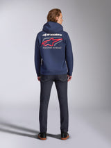 Alpinestars Formulation Hoodie in Navy, Rückansicht, mit großer weißer Alpinestars-Wortmarke und rotem Logo mit „RACING AHEAD“-Druck, lässige vom Motorsport inspirierte Streetwear, kombiniert mit dunkler Jeans