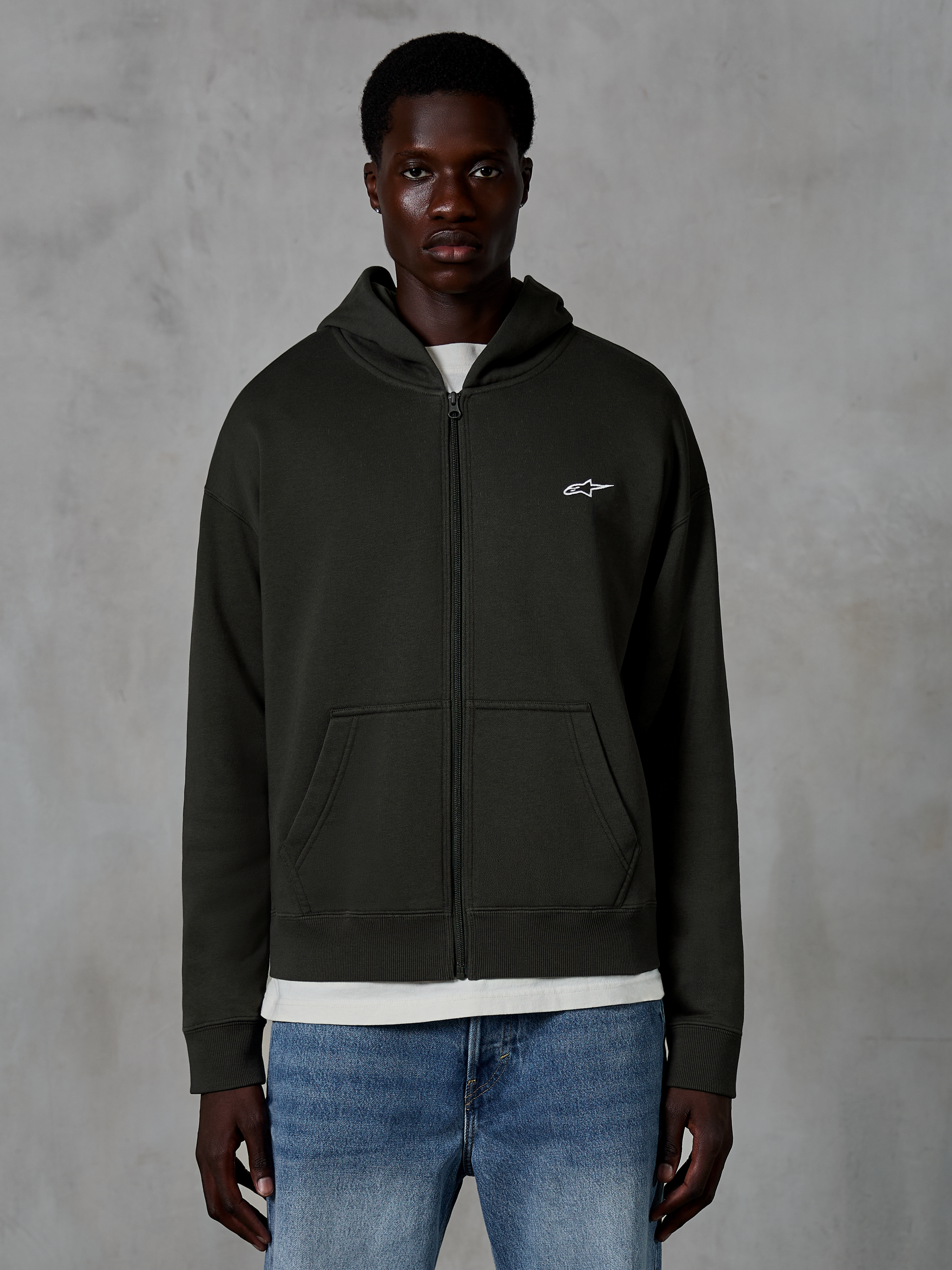 Alpinestars Essentials Ageless Zip Hoodie, Kapuzenjacke mit durchgehendem Reißverschluss, Off-Black, mit kleinem weißem Stern-Logo auf der Brust, Fronttaschen und gerippten Bündchen, getragen als lässige, vom Motorsport inspirierte Streetwear