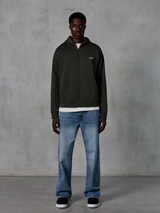 Alpinestars Essentials Ageless Zip Hoodie, Kapuzenjacke mit Reißverschluss, Off Black, mit einem kleinen weißen Alpinestars-Logo auf der Brust, getragen von einem Model mit weißem T-Shirt und blauen Jeans, entspannte Passform, lässige Motorsport-Streetwear