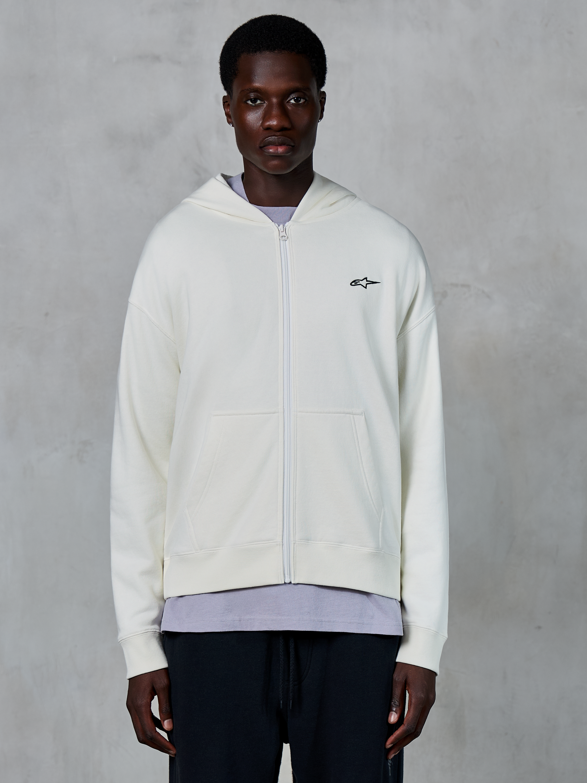 Alpinestars Essentials Ageless Zip Hoodie, lässiges cremeweißes Sweatshirt mit Reißverschluss, Kapuze mit Kordelzug, gerippte Bündchen und Saum, dezentes Branding, hochwertige vom Motorsport inspirierte Lifestyle-Bekleidung