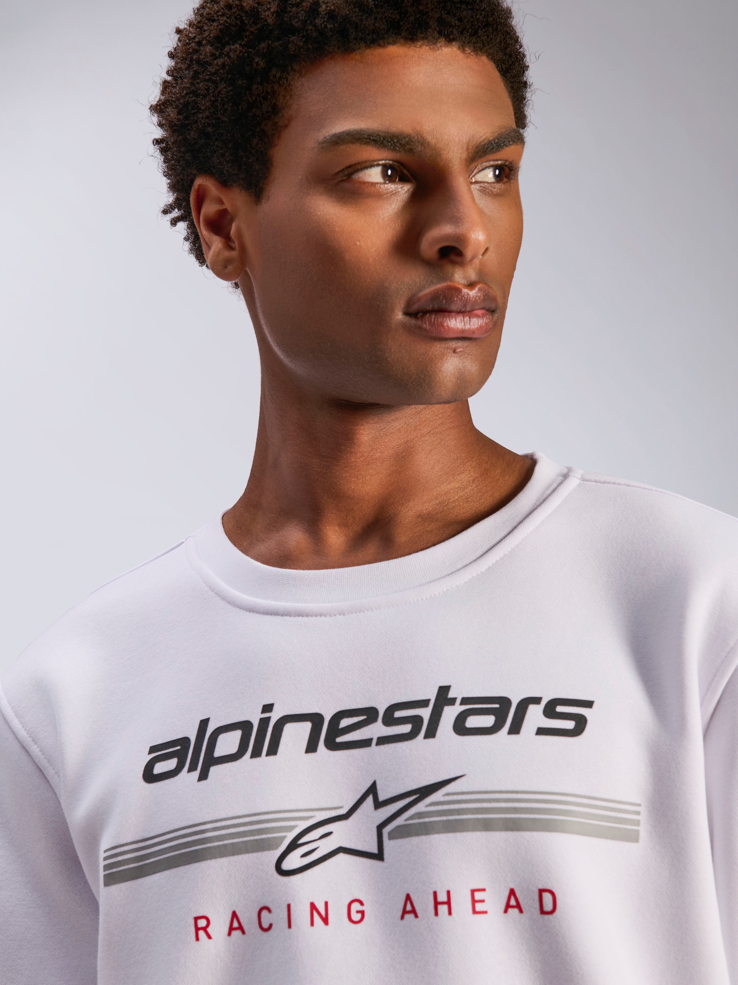 Alpinestars Bettern Crew, weißer Fleece-Rundhalspullover, schwarzes Alpinestars-Logo mit grauen horizontalen Linien und rotem „Racing Ahead“-Schriftzug, lässige, vom Motorsport inspirierte Streetwear