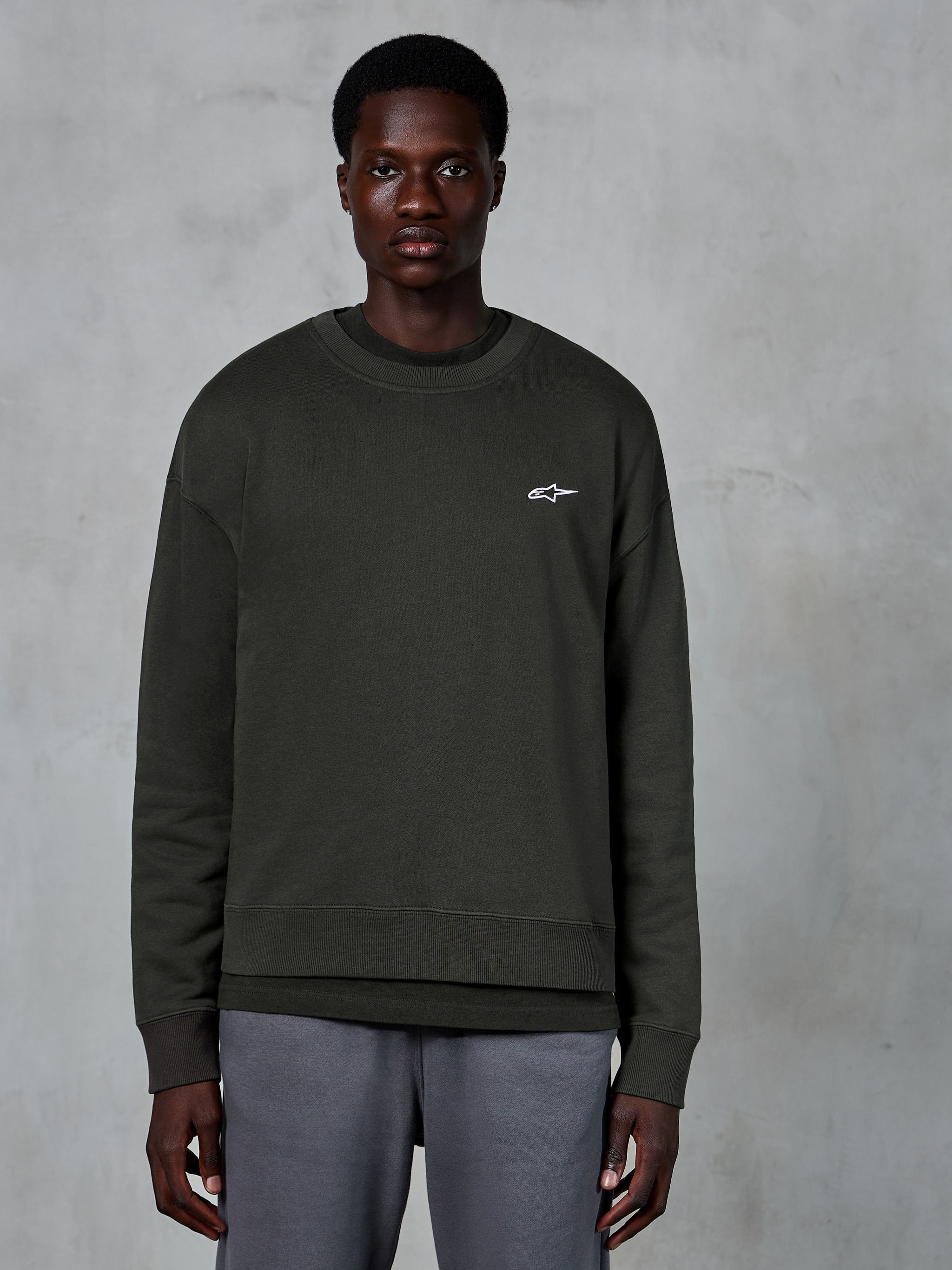 Alpinestars Essentials Ageless Crew, crewneck sweatshirt, Off Black, featuring a small white Alpinestars logo on the chest, premium compact fleece, casual motorsport streetwear