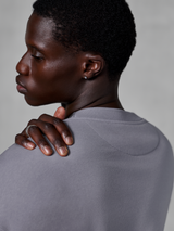 Alpinestars Essentials Ageless Crew, silbernes Rundhals-Sweatshirt, Nahaufnahme der Schulter und des gerippten Halsausschnitts, hochwertige Stone-Washed-Fleece-Textur, lässige Streetwear für jeden Tag