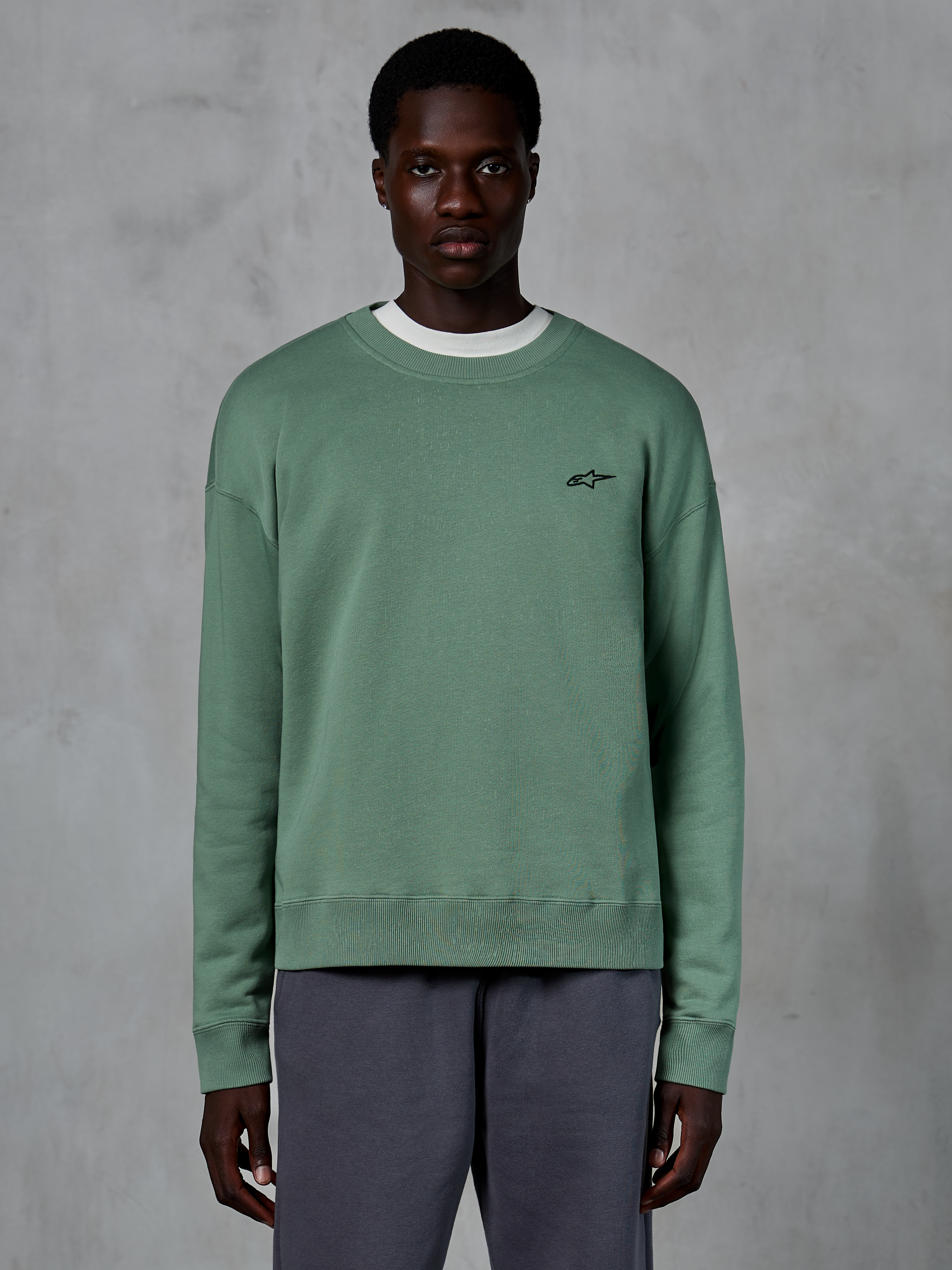 Alpinestars Essentials Ageless Crew, lässiges Sweatshirt mit Rundhalsausschnitt, kaktusgrün mit kleinem schwarzen Stern-Logo auf der Brust, gerippter Kragen, Ärmelbündchen und Saum, hochwertige Sportbekleidung aus Kompakt-Fleece