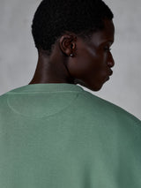 Alpinestars Essentials Ageless Crew, Rundhals-Sweatshirt, Kaktusgrün, Nahaufnahme des hinteren Halsausschnitts und des oberen Rückens, weiches Stone-washed-Fleece, lässige Lifestyle-Bekleidung