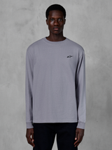 Alpinestars Essentials Ageless LS Tee, Langarmshirt, Silber, von einem Model getragen, mit kleinem schwarzem Alpinestars-Logo auf der Brust, entspannte zeitgemäße Passform, lässige Streetwear aus Bio-Baumwolle
