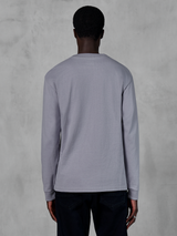 Alpinestars Essentials Ageless LS Tee, Langarm-T-Shirt, Silber, Rückansicht am Modell, hochwertiger Bio-Baumwolljersey, entspannte Passform, lässige Motorsport-Lifestyle-Bekleidung