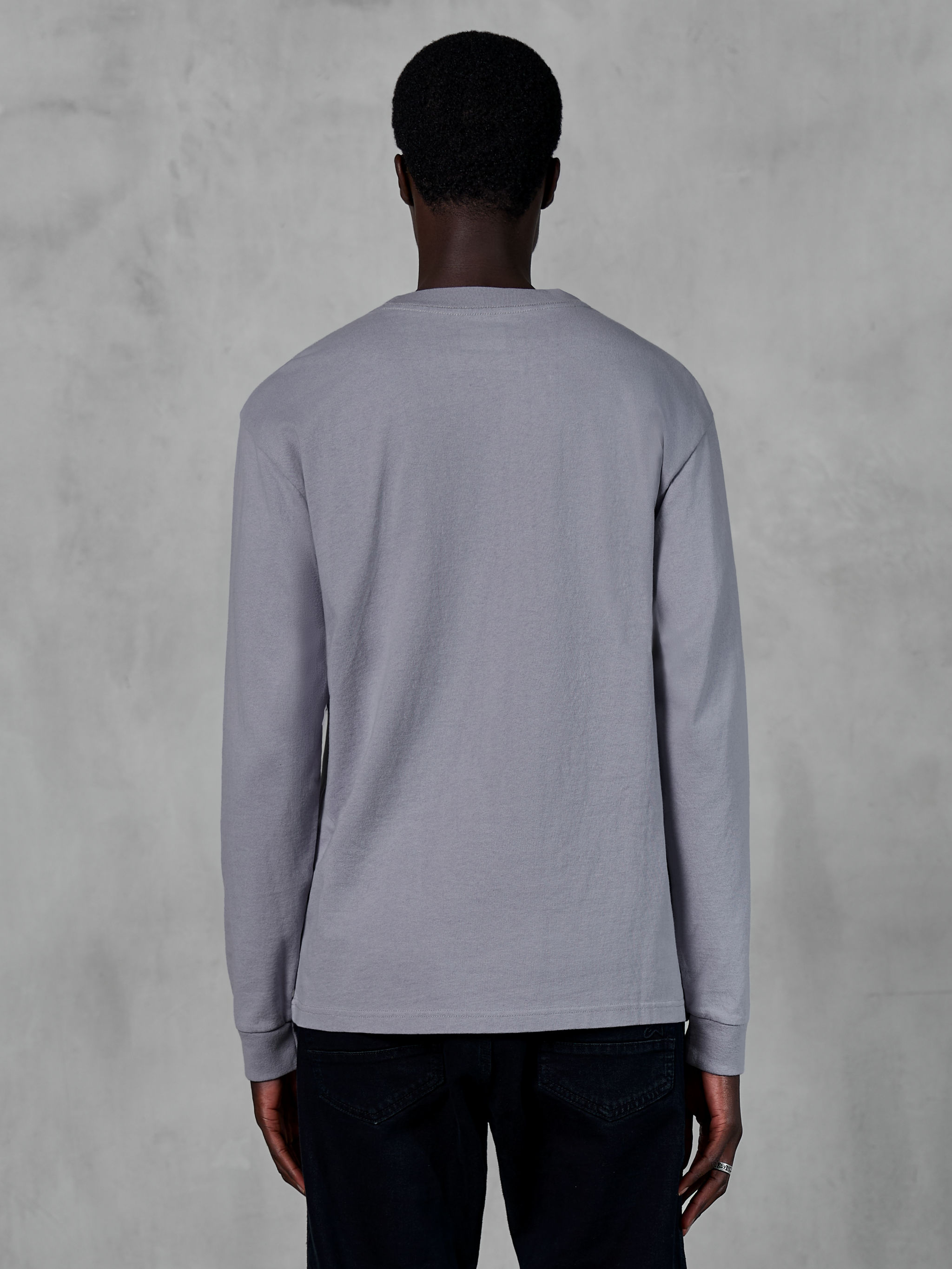 Alpinestars Essentials Ageless LS Tee, Langarm-T-Shirt, Silber, Rückansicht am Modell, hochwertiger Bio-Baumwolljersey, entspannte Passform, lässige Motorsport-Lifestyle-Bekleidung