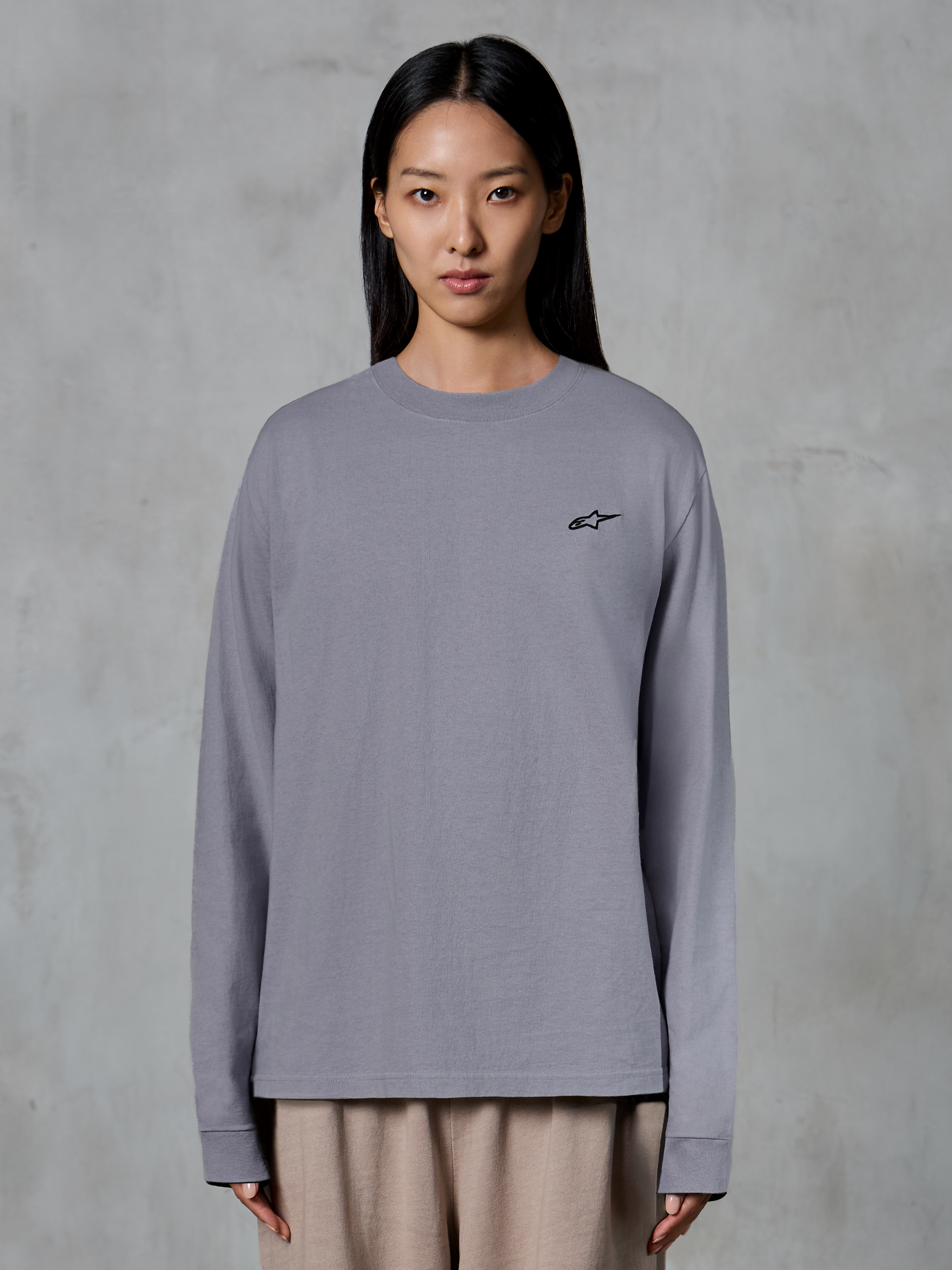 Alpinestars Essentials Ageless Langarm-T-Shirt, Silber, mit einem kleinen schwarzen Stern-Logo auf der Brust, entspannte Passform, hochwertige Bio-Baumwolle, lässige vom Motorsport inspirierte Streetwear