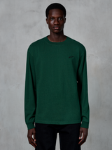 Alpinestars Essentials Ageless LS Tee, Langarmshirt, Pine Green, von Modell getragen, kleines schwarzes Logo auf der Brust, lässige Streetwear, 100 % Bio-Baumwolle mit Stone-Wash-Finish