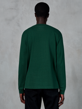 Alpinestars Essentials Ageless LS Tee, Langarmshirt, Pine Green, Rückansicht eines Models in einem locker sitzenden T-Shirt aus Bio-Baumwolljersey, lässige, vom Motorsport inspirierte Streetwear