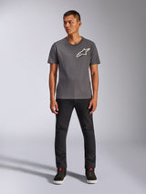Alpinestars Shaded CSF T-Shirt, Kurzarm-T-Shirt, Anthrazit, mit einem weißen schrägen Alpinestars-Logo auf der Brust, getragen von einem Model mit schwarzer Hose und schwarzen Sneakern, lässige Motorsport-Streetwear