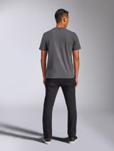 Alpinestars Shaded CSF Tee, Kurzarm-T-Shirt, Anthrazit, Rückansicht am Modell, getragen mit schwarzer Hose, lässige, vom Motorsport inspirierte Streetwear