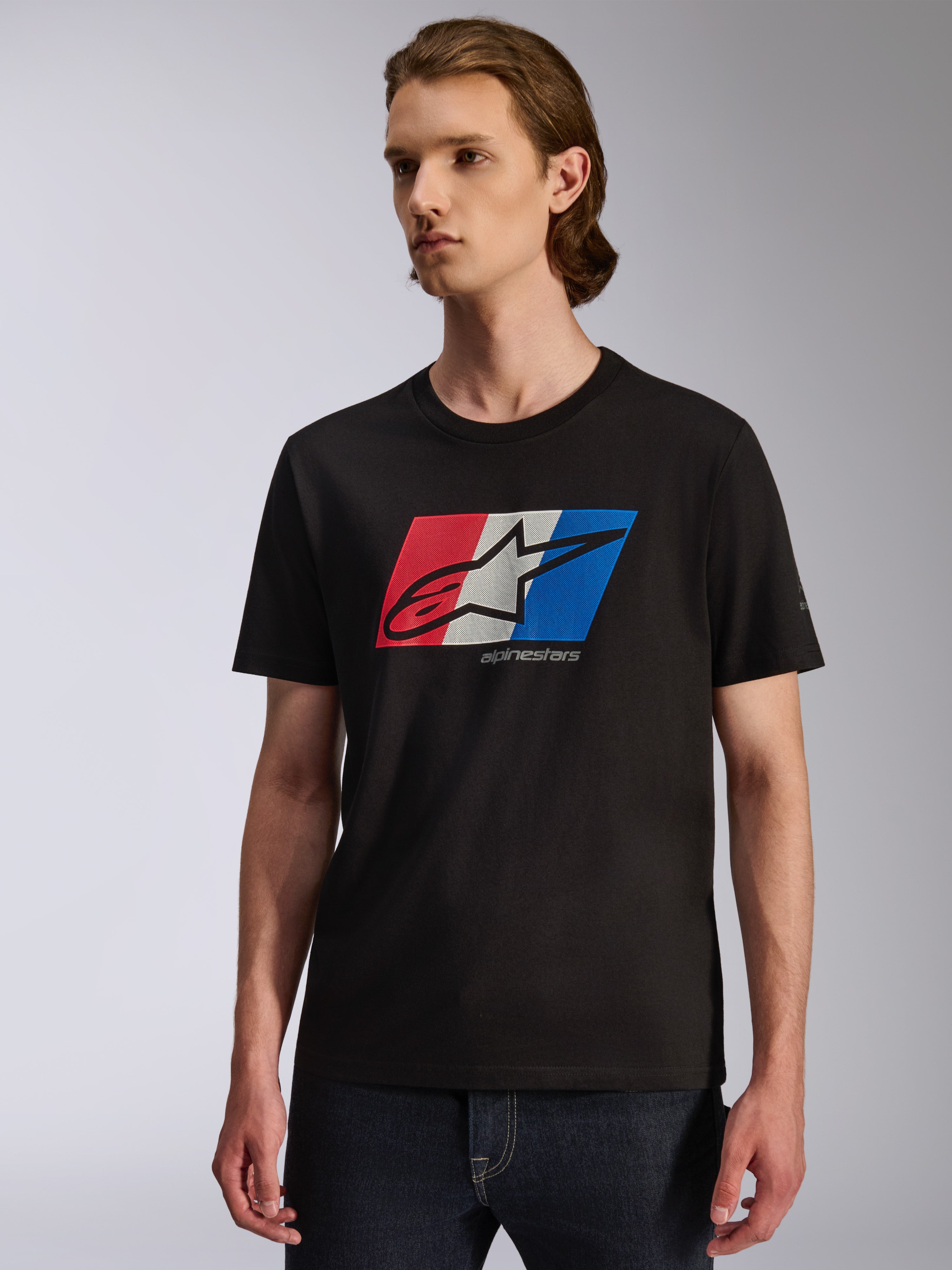 Alpinestars Global CSF Tee, Kurzarm-T-Shirt, Schwarz mit rot-weiß-blauer Brustgrafik, Ageless-Schattenlogo, lässige, vom Motorsport inspirierte Streetwear