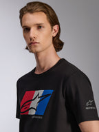 Alpinestars Global CSF T-Shirt, Kurzarm-T-Shirt, Schwarz, Grafik in Rot, Weiß und Blau mit schwarzem Schatten-Logo, Detailansicht am Model, lässige Motorsport-Streetwear
