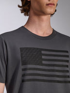 Alpinestars Waving CSF T-Shirt, Kurzarm-T-Shirt, Charcoal, mit einer schwarzen Flaggen-Grafik und Stern-Logos auf der Brust, lässige Motorsport-Streetwear