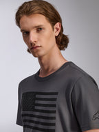 Alpinestars Waving CSF T-Shirt, Kurzarm-T-Shirt, Charcoal, mit schwarzer Distressed-Flaggen-Grafik und kleinen Stern-Logos, lässige Sportbekleidung für Herren