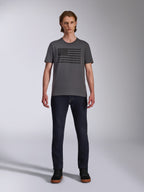 Alpinestars Waving CSF Tee, Kurzarm-T-Shirt, Anthrazitgrau, schwarze Blaze 2.0 Grafik im Flaggen-Stil, lässige Motorsport-Streetwear, getragen mit dunklen Denim-Jeans