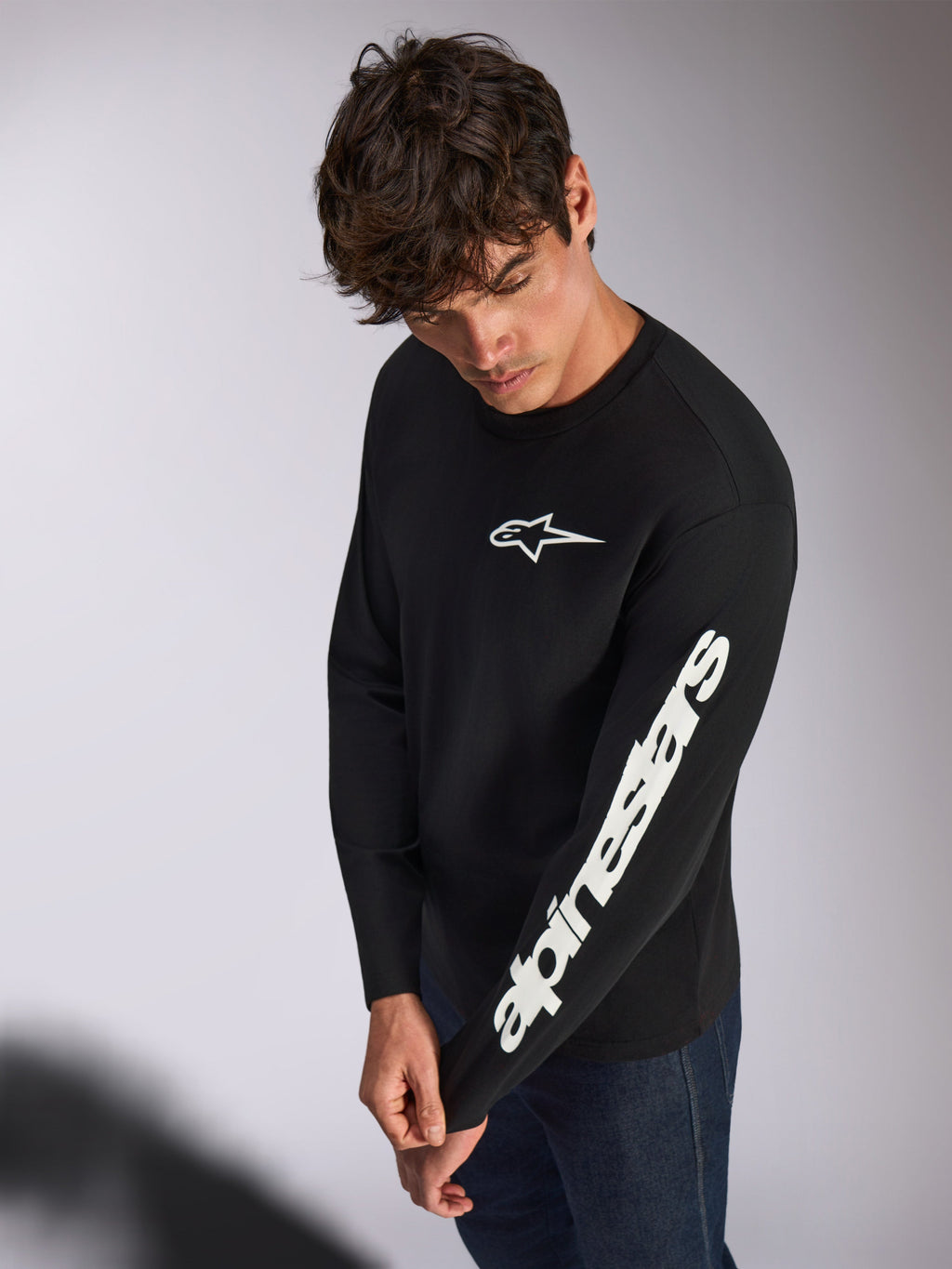 Alpinestars Trackside CSF Tee, Langarmshirt, Schwarz, weißes Alpinestars-Logo auf der Brust und weißer Schriftzug auf dem linken Ärmel, lässige Motorsport-Streetwear