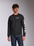 Alpinestars Trackside CSF Langarmshirt, Schwarz, weißes Alpinestars-Logo auf der Brust und Branding am Ärmel, getragen von einem Model mit blauen Jeans, lässige Motorsport-Streetwear