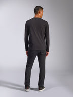 Alpinestars Trackside CSF Tee, Langarm-T-Shirt, Schwarz, Rückansicht eines Models, das das Shirt mit dunkler Hose trägt, lässige, vom Motorsport inspirierte Streetwear