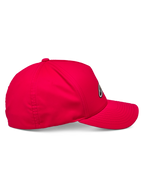 Alpinestars Ageless Reflex Waterproof Hat, Rot, Seitenprofil einer Baseball-Kappe mit gebogenem Schirm und strukturierter Krone, aus technischem wasserdichtem Material mit reflektierendem Logo-Detail.