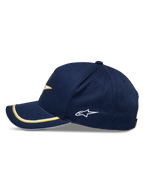 Alpinestars Ascension Snapback Mütze, Navy-Gold, Seitenprofil mit gebogenem Schirm, gold-weißer doppelter Sutache-Besatz, gesticktes Seitenlogo, lässige Motorsport-Streetwear