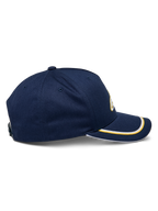 Alpinestars Ascension Snapback Mütze, Seitenansicht, Navyblau mit gold- und weißem Sutache-Besatz am gebogenen Schirm, strukturierte Krone, lässige Motorsport-Kopfbedeckung
