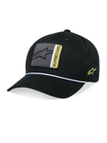 Alpinestars Specific Snapback Hat, Snapback-Kappe, Schwarz, gebogener Schirm mit weißem geflochtenem Seilbesatz, grau-gelbes Logo-Patch vorne, gelbe Logo-Stickerei an der Seite, strukturierte Krone, vom Motorsport inspirierte Kopfbedeckung