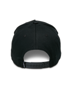 Alpinestars Specific Snapback Mütze, Schwarz, Rückansicht mit verstellbarem Snapback-Verschluss aus Kunststoff, kleines weißes Astars-Logo auf dem rückseitigen Etikett, strukturierte Krone, lässige Motorsport-Kopfbedeckung
