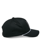 Alpinestars Specific Snapback Mütze, Schwarz, Seitenprofil mit gebogenem Schirm und weißem geflochtenem Seilbesatz, strukturierte Krone, lässige Motorsport-Kopfbedeckung