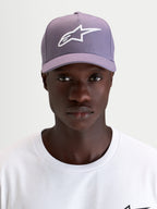 Alpinestars Ageless Snapback Kappe, Sportswear-Cap mit gebogenem Schirm in Lila und Weiß, getragen von einem Model mit strukturierter Twill-Konstruktion und gesticktem 3D-Astars-Logo auf der Vorderseite
